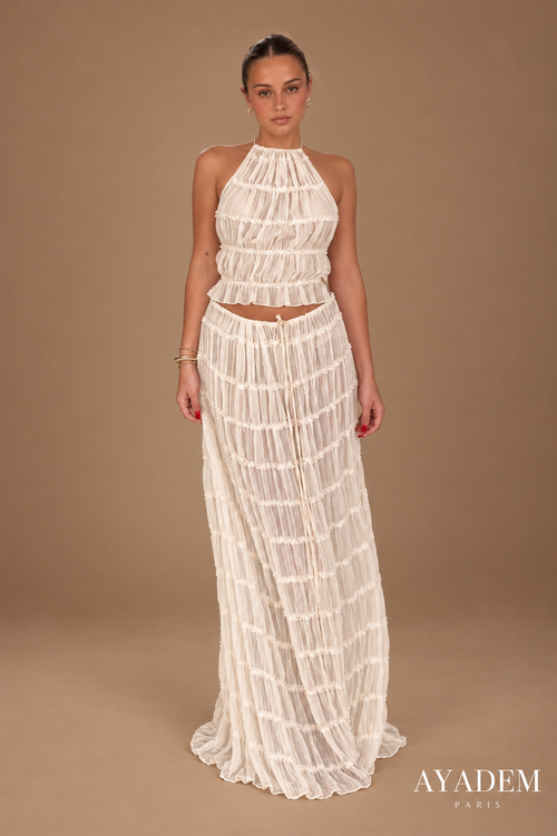 Alba, ensemble beige à fronces, top dos-nu et jupe longue, sur fond studio taupe.